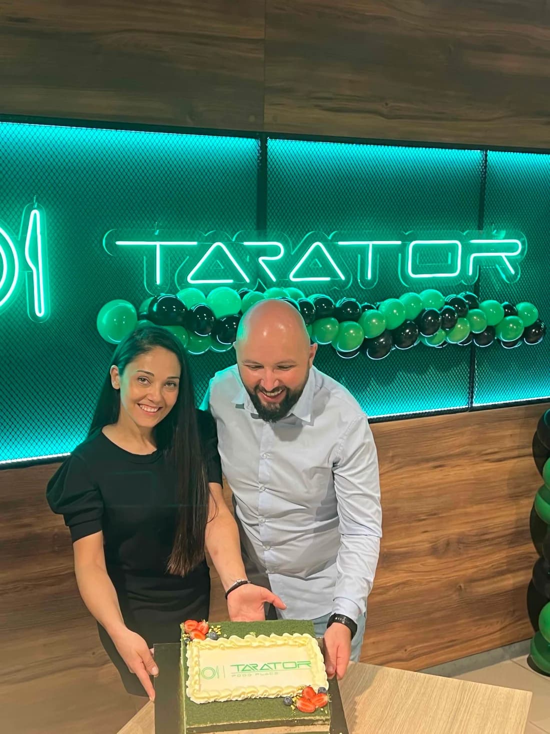 Основателите на Tarator с торта пред логото